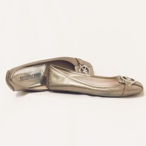 Michael Kors silver logo flat